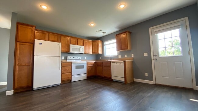 Building Photo - 2 Bedroom, 2 Bathroom Duplex, Close to Ft ...