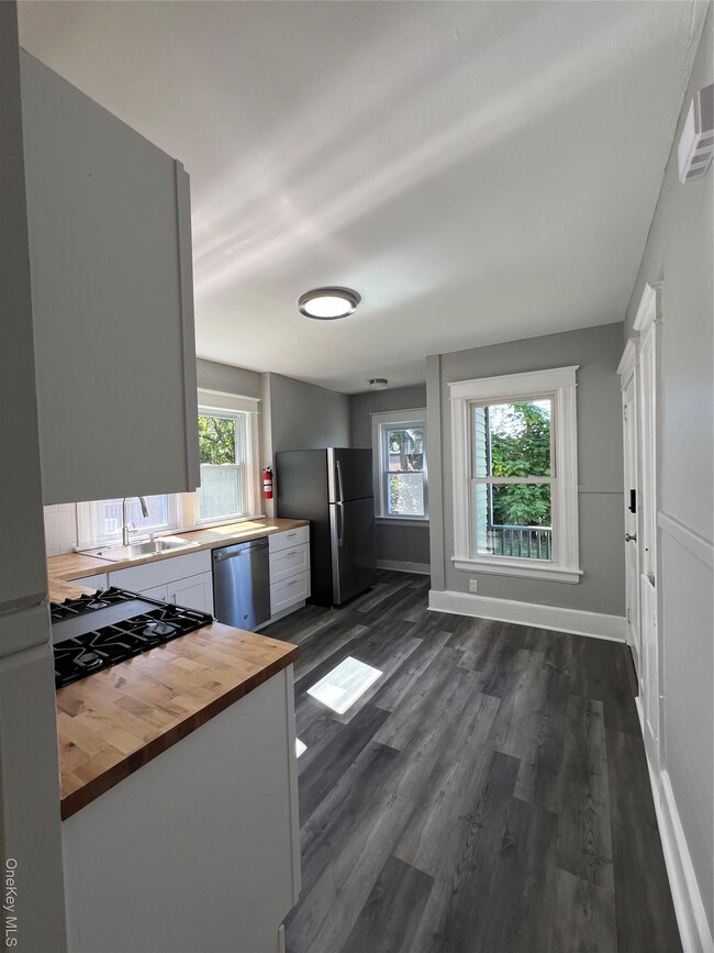 Building Photo - 46 Manitou Ave