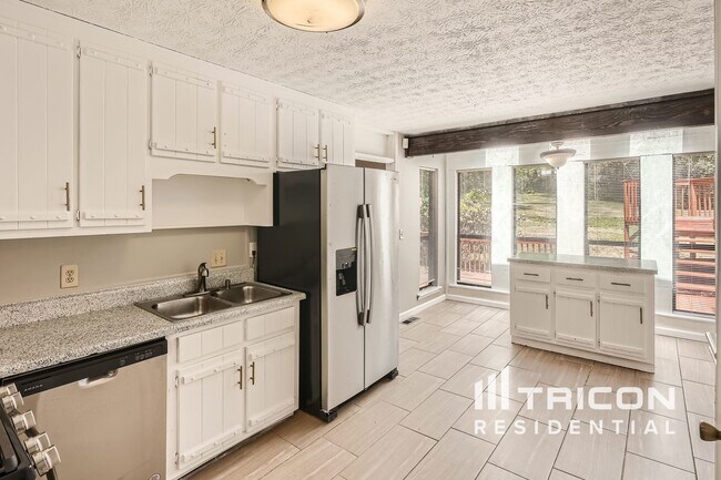 Building Photo - 1935 Oakleaf Ct
