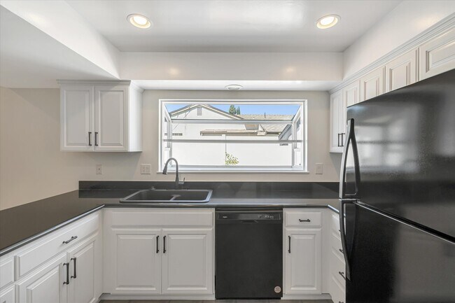 Building Photo - 18500 Celtic St