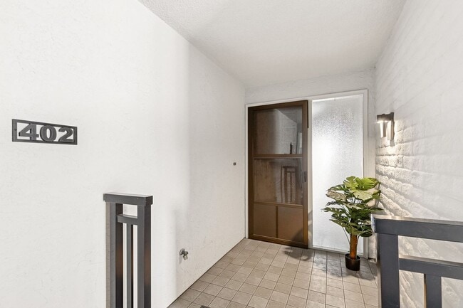 Building Photo - 2 Bedroom 2 Bath Top Floor Corner Unit  wi...