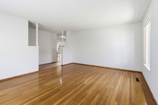 Building Photo - What a Great Home! Available Now!