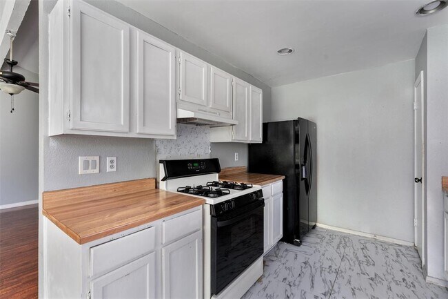 Building Photo - 1806 Krizan Ave