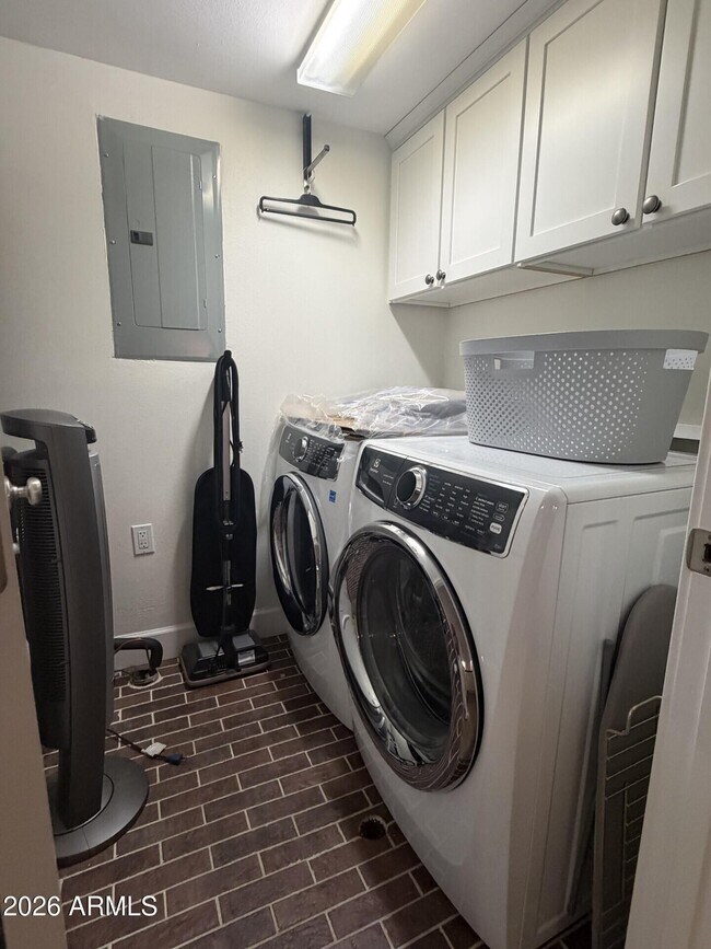 Building Photo - 4061 E Campbell Ave