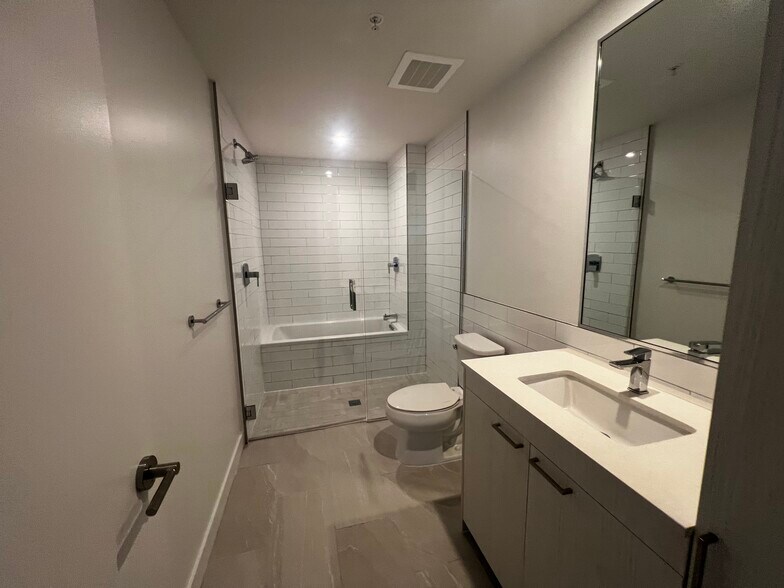 Building Photo - 132 NE 22nd St