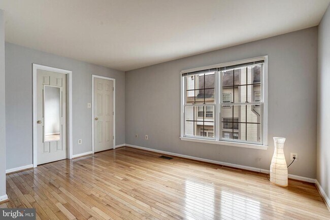 Building Photo - 5518 Sully Lake Dr