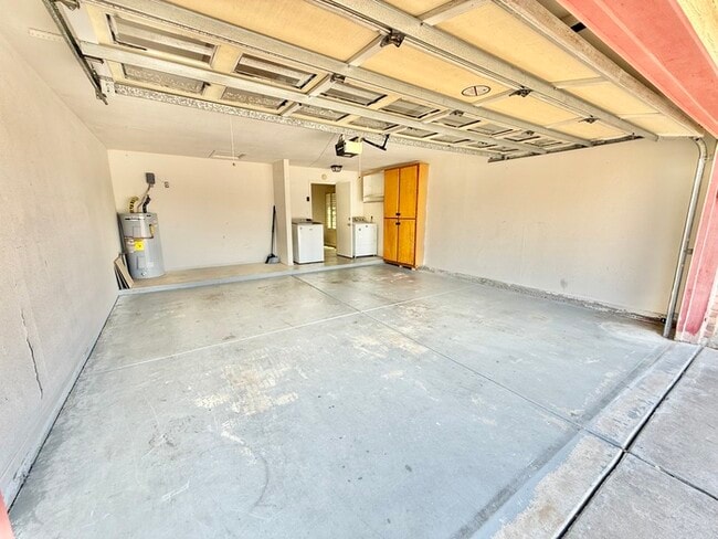 Building Photo - Fabulous 3-Bedroom with Pool!!