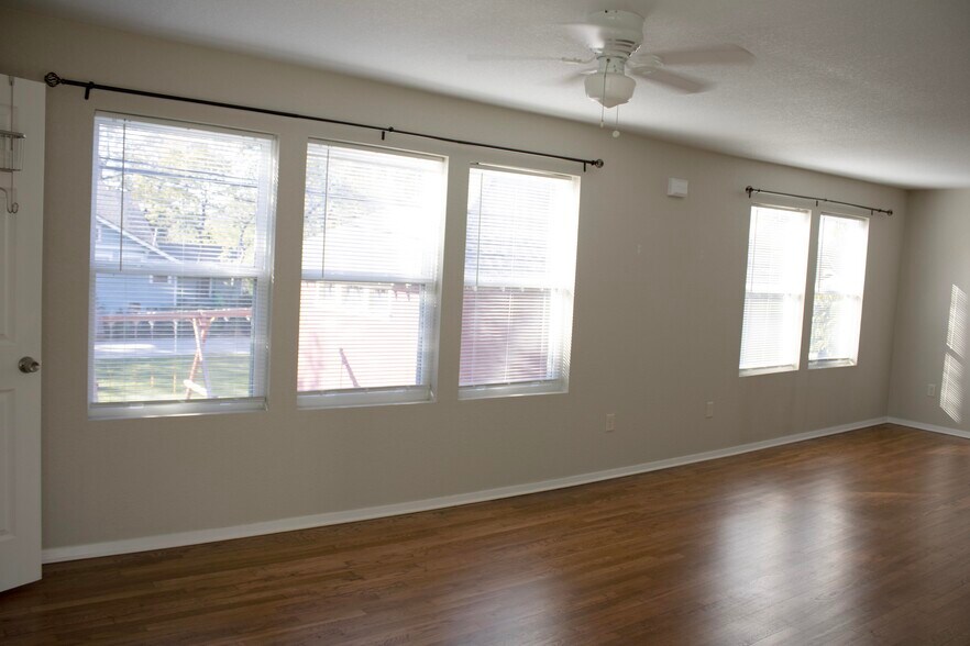 natural light - 2534 Lipscomb St