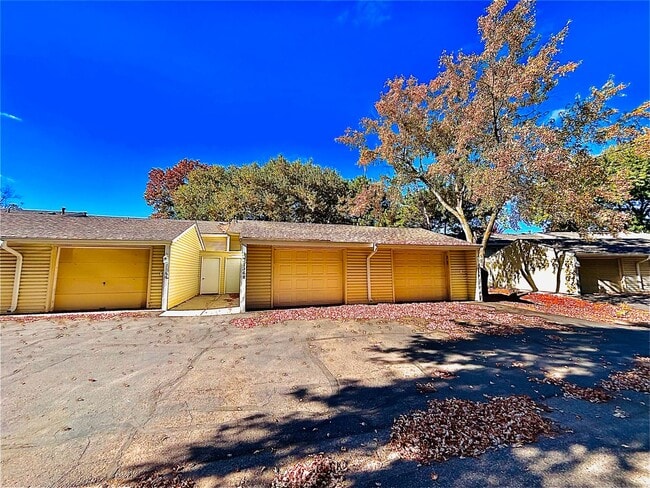 Building Photo - Newly Updated In Prime Apple Valley Neighborhood