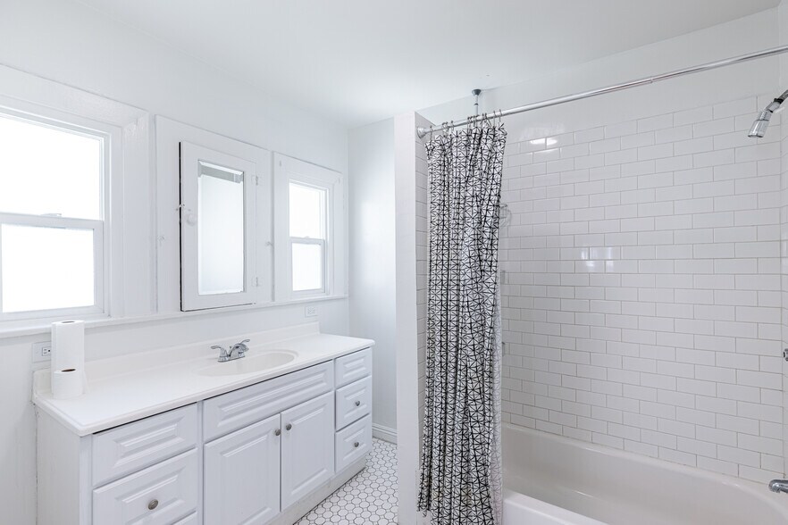 Building Photo - 232 N New Hampshire Ave