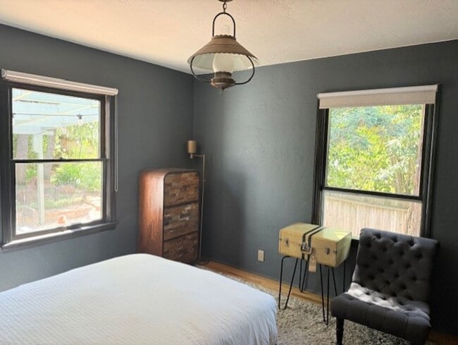 Building Photo - Furnished 3 Bedroom Downtown Home On Corne...