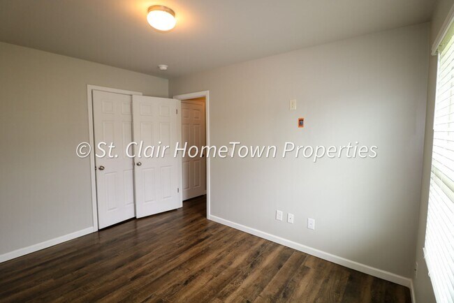Building Photo - Spacious 4 Bedroom Home in Fox Hollow