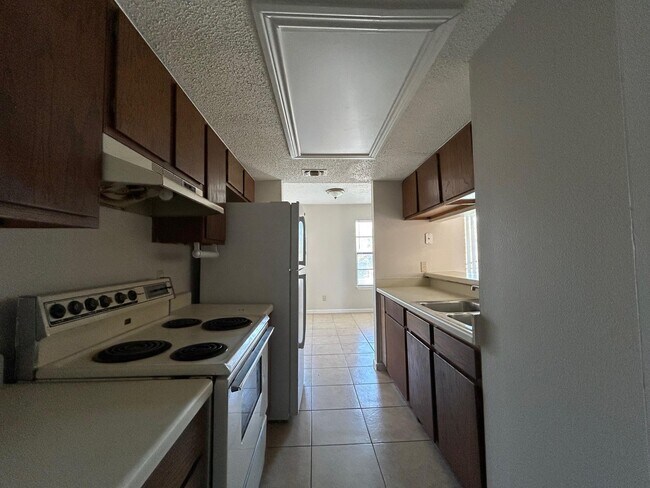 Building Photo - 100 Hillside Rd