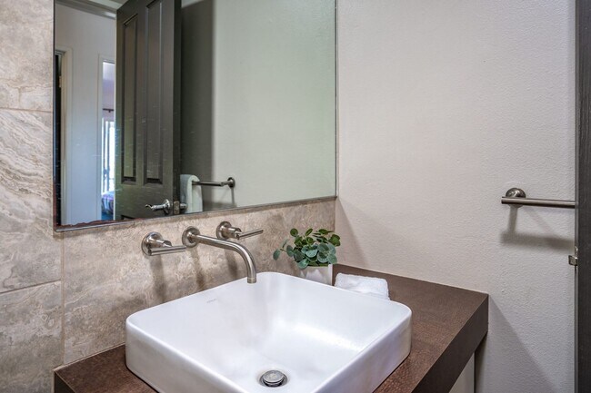 Building Photo - Beautifully Appointed Fully Furnished 4 bedroom/3 bathroom Kuau BayView House w/ Ocean views