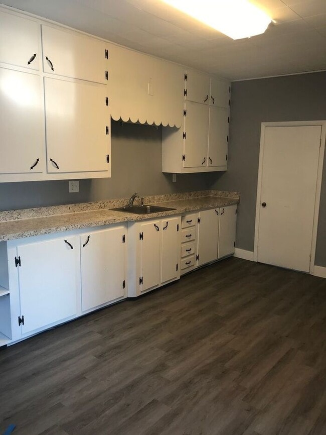 Building Photo - GREAT LOCATION! ADORABLE HOME!!