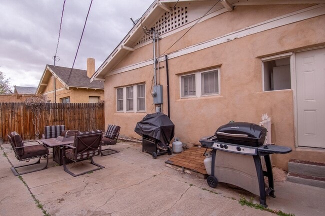 Building Photo - 902 Marquette Ave NW