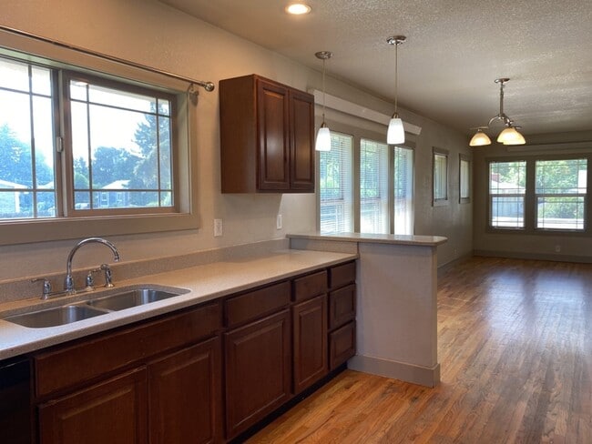 Building Photo - STUDENTS WELCOME! Charming 3 Bed 2 Bath Single Family Home in Old Town