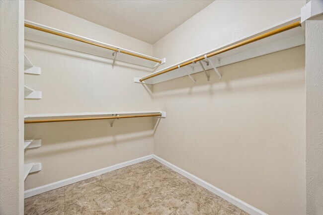 Building Photo - 9806 Gold Cup Way