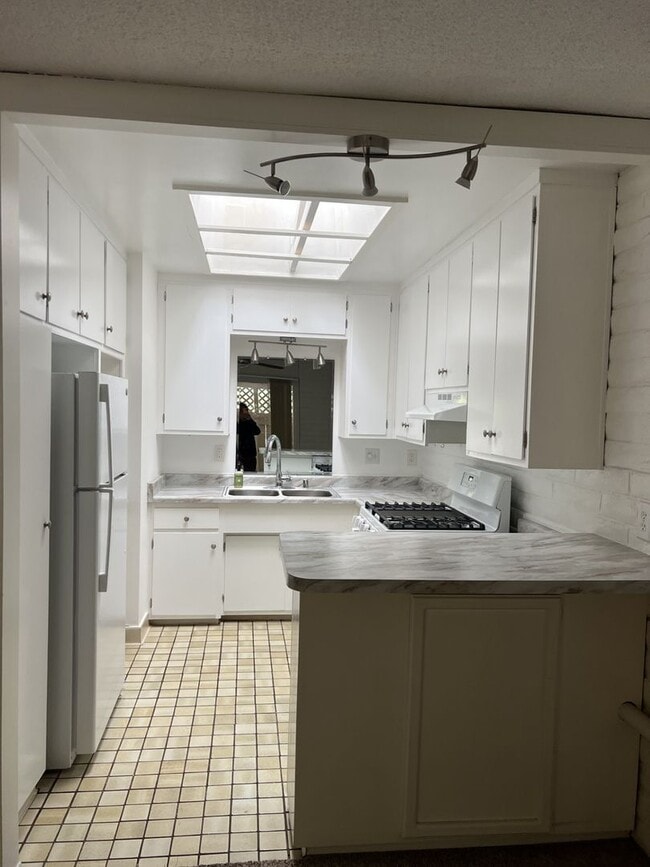 Building Photo - Large and bright condo in the Grossmont Vi...