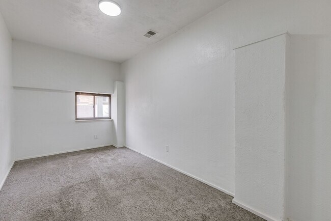 Building Photo - AVAILABLE AUGUST 2026 - Updated 2 Bedroom Apartment Located in the heart of a GREAT Neighborhood
