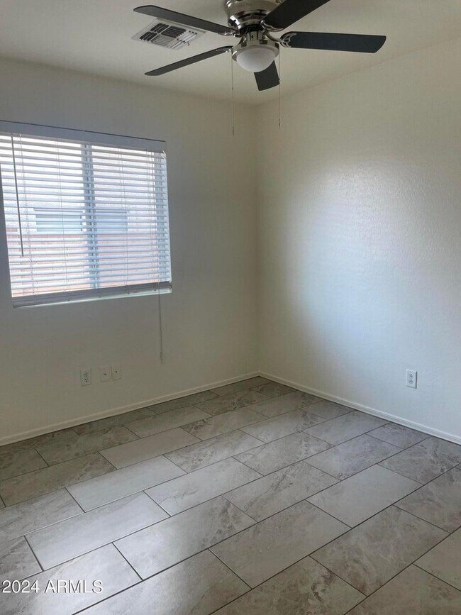 Building Photo - 1333 S 220th Dr