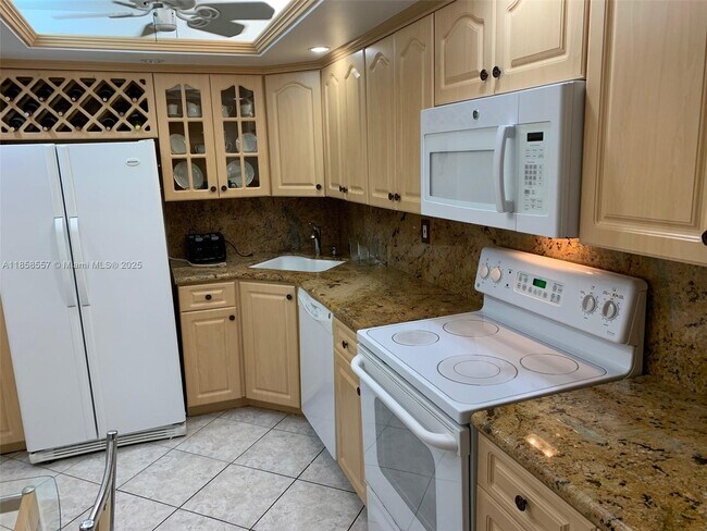 Building Photo - 6039 Collins Ave