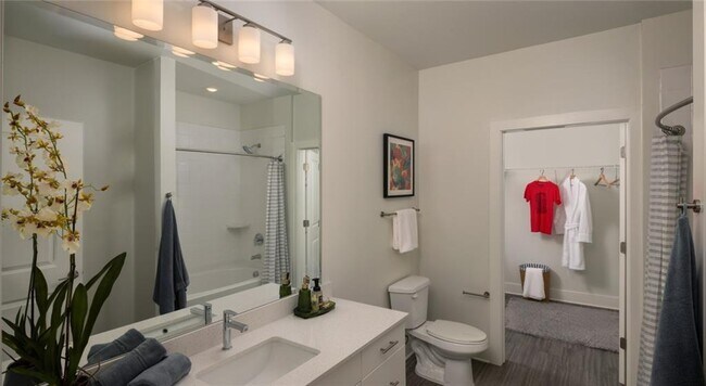 Building Photo - 100 Oakbrook Dr