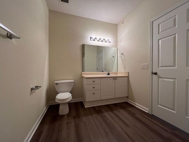 Building Photo - Spacious 2/2 Apartment Ready For Move In Now!