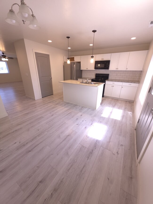 Building Photo - 103 E Ravenna Ln