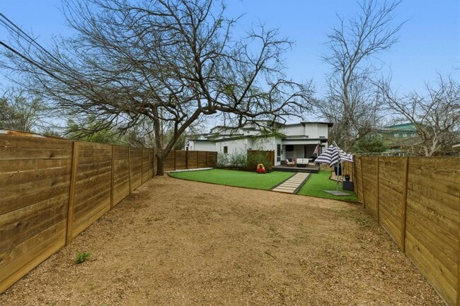 Building Photo - 1405 Camelot Cir