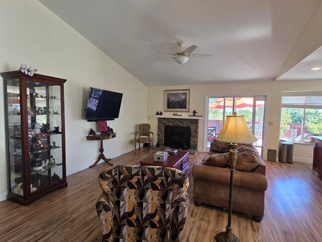 Building Photo - Northwest 4 bedroom, 2 bath with AMAZING V...