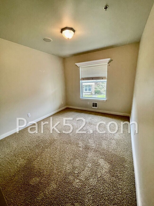Building Photo - 3 Bedroom Condo in DuPont