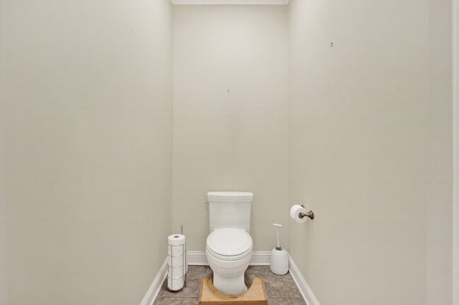 Building Photo - 407 E Hull St