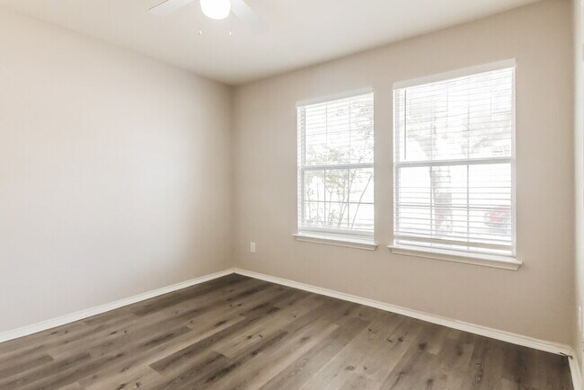 Building Photo - 1410 Post Oak Trail