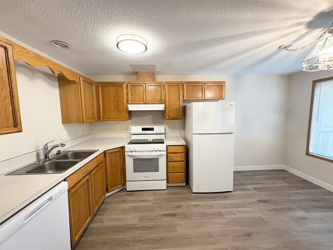 Building Photo - Spacious 3 bed 2.5 Bath Townhome in Cascad...
