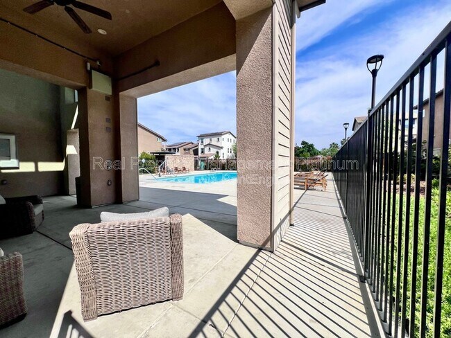 Building Photo - 2560 Daisy Dr