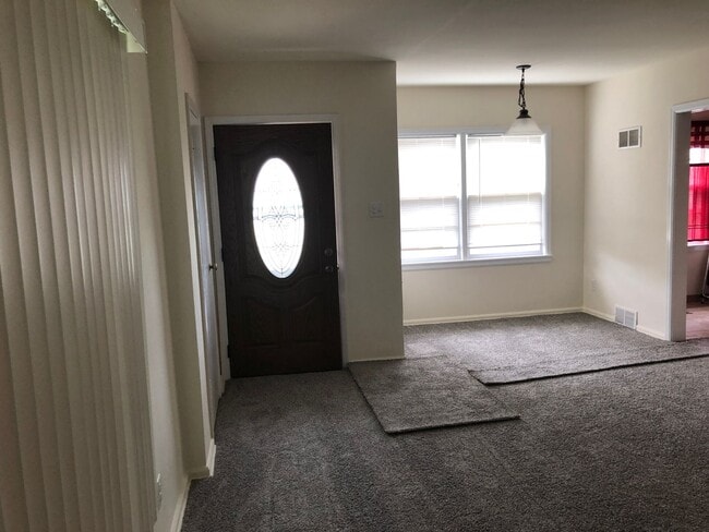 Building Photo - Charming 3-Bedroom Home Near Kenosha Dream...