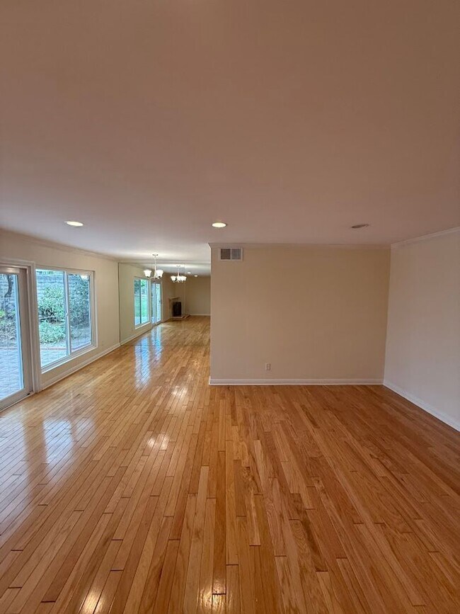 Building Photo - 3 Bedroom, 2 Bathroom West Hills Home for Lease!