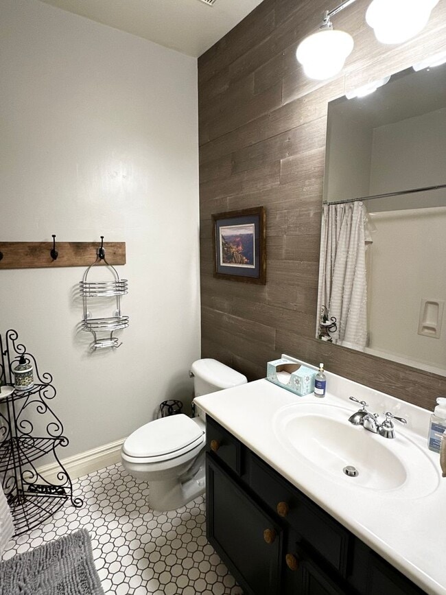 Building Photo - HIGHLY DESIRABLE AND SPACIOUS HOME FULLY EQUIPPED WITH SOLAR PANELS + LANDSCAPING INCLUDED