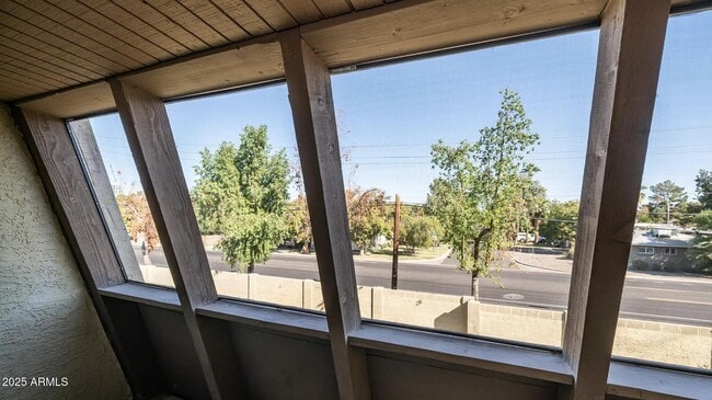 Building Photo - 1329 S Mitchell Dr