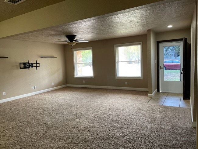 Building Photo - Beautiful 3 Bedroom Home, Zia School District!