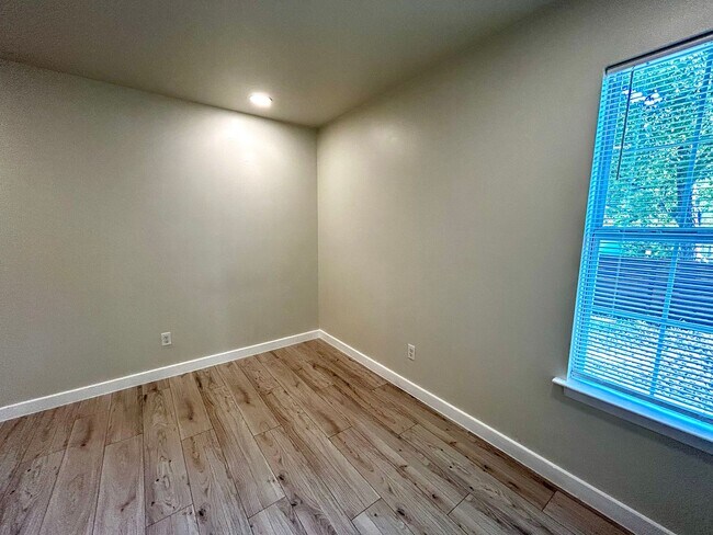 Building Photo - 1005 W MLK #A