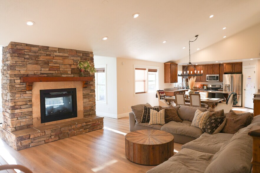 Primary Photo - 284 S 550 E