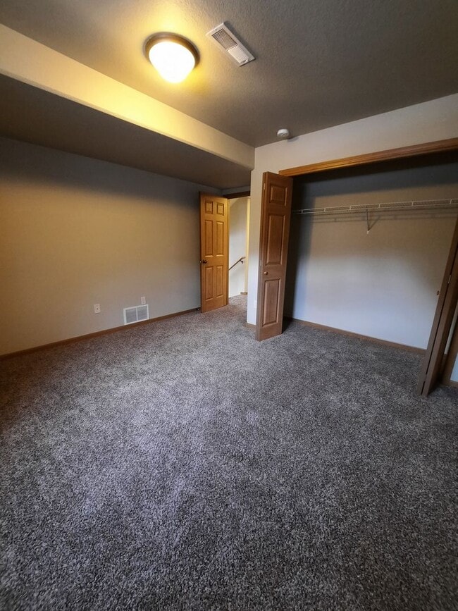 Building Photo - 3 BEDROOM | 2 BATH | TRI-LEVEL | NORTH