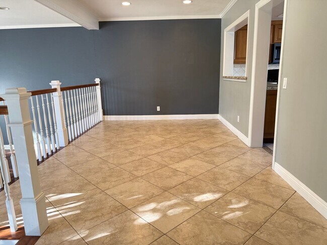 Building Photo - Newport Crest 2 Bedroom Townhouse / Newpor...