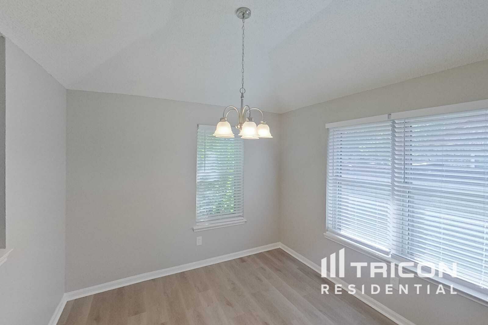 Building Photo - 1253 Essex Dr