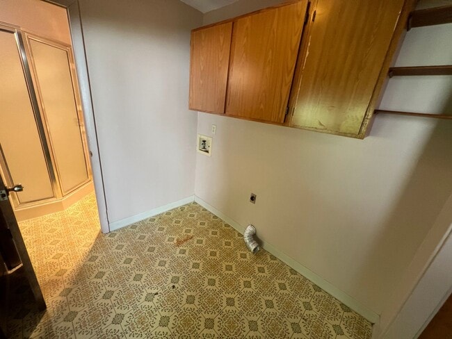 Building Photo - 3 Bed 2 Bath House with Attached 2 Car Garage & Trailer Parking