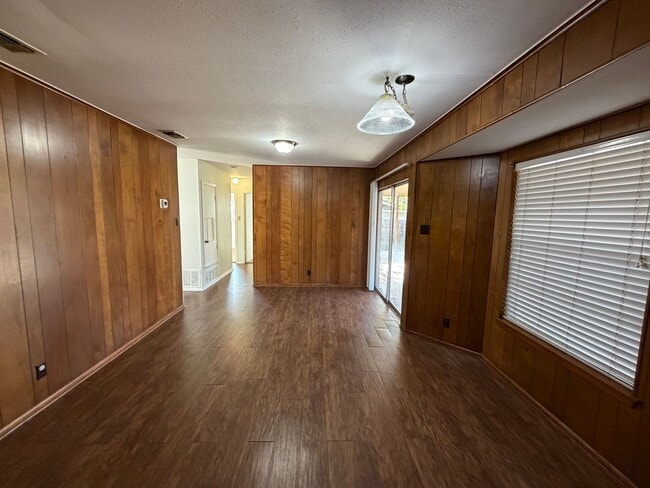 Building Photo - NICE 3 BEDROOM HOME WITH 2 FULL BATHS IN N...