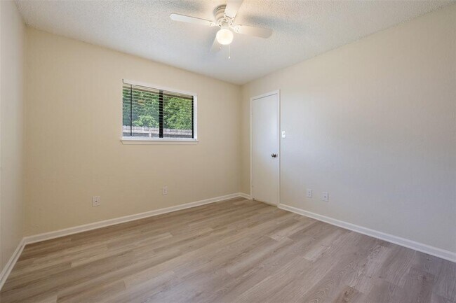 Building Photo - 608 Country Aire Dr