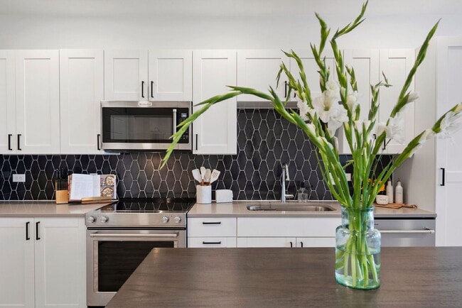 Building Photo - Top-Floor Denver Condo Offering Privacy, Views & Upgraded Appliances